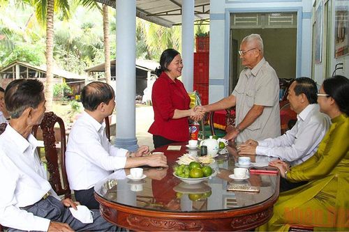 Trưởng Ban Dân vận Trung ương thăm Anh hùng lao động thời kỳ đổi mới tại Vĩnh Long