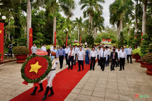Chủ tịch Quốc hội dâng hương tại Đền thờ Bác Hồ, viếng Nghĩa trang Liệt sĩ tỉnh Trà Vinh