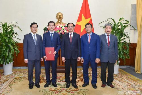 Trao quyết định bổ nhiệm Chánh Văn phòng Bộ Ngoại giao