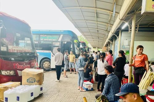 'Kẻ đứng người ngồi' ngóng xe về quê nghỉ lễ 30/4 ở các bến Hà Nội
