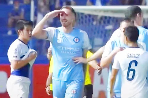 Cầu thủ đội nhà bị xúc phạm, hàng ngàn CĐV Thái Lan đánh sập trang của Melbourne City