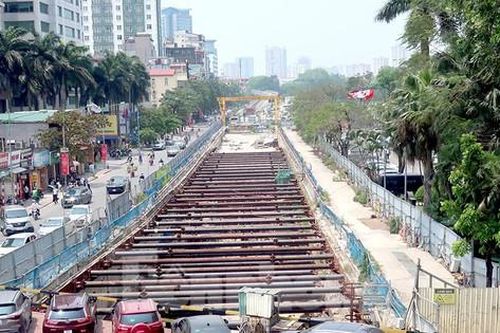 Công trường dự án lớn nhất Thủ đô thành bãi trông xe, cỏ dại mọc