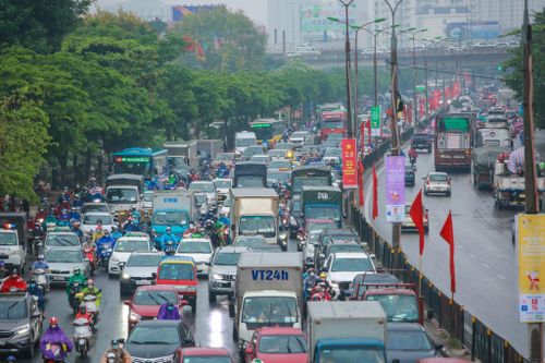 Cửa ngõ Thủ đô ùn tắc khi người dân đổ về quê dịp nghỉ lễ 30/4