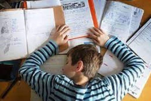 Đồng hành cùng con: Con áp lực thi cử cha mẹ cần làm gì?