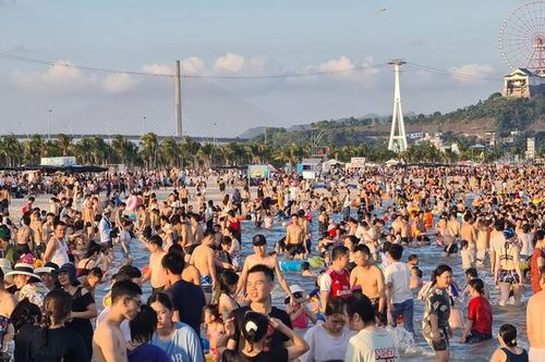 Quá tải du lịch kỳ nghỉ lễ: Vì đâu 'đến hẹn lại lên'?
