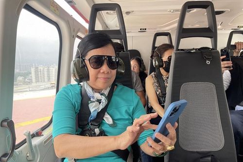 Du khách hào hứng trải nghiệm tour 'Ngắm TP. Hồ Chí Minh từ trên cao'