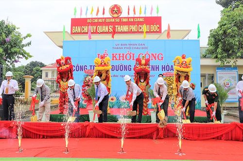 UBND TP. Châu Đốc khởi công công trình đường đê kênh Hòa Bình