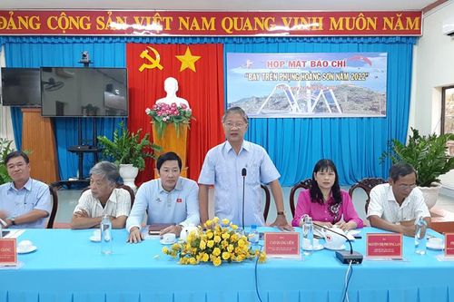 UBND huyện Tri Tôn họp mặt báo chí thông tin kế hoạch tổ chức biểu diễn dù lượn có động cơ dịp lễ 30/4 và 1/5
