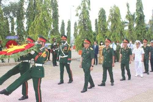 Lãnh đạo tỉnh Khánh Hòa viếng Nghĩa trang liệt sĩ Hòn Dung