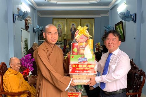 Đoàn Tỉnh ủy Bà Rịa - Vũng Tàu chúc mừng Phật đản đến Ban Trị sự Phật giáo TP.Vũng Tàu