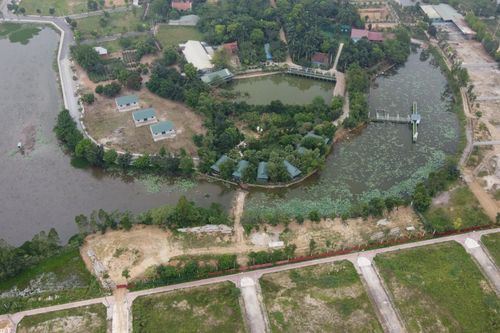 Ngang nhiên lấn chiếm, chia đôi lòng hồ tại Thạch Thất