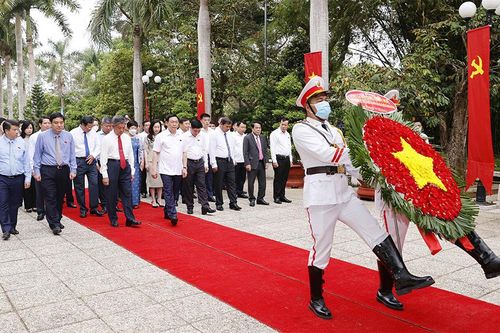 Chủ tịch Quốc hội Vương Đình Huệ dâng hương tưởng niệm Chủ tịch Hồ Chí Minh, đồng bào và anh hùng liệt sỹ tỉnh Trà Vinh