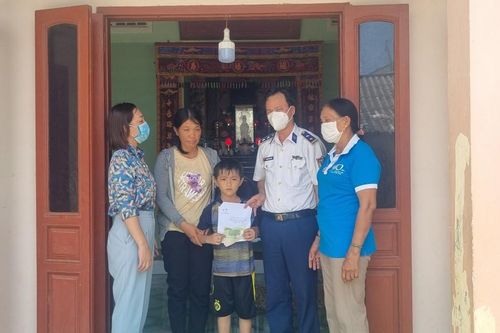 Vùng 2 Cảnh sát biển tặng quà cho học sinh khó khăn ở đảo Lý Sơn