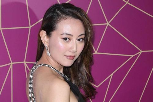 Viên Gia Mẫn rời khỏi Hong Kong sau bê bối với cha con triệu phú