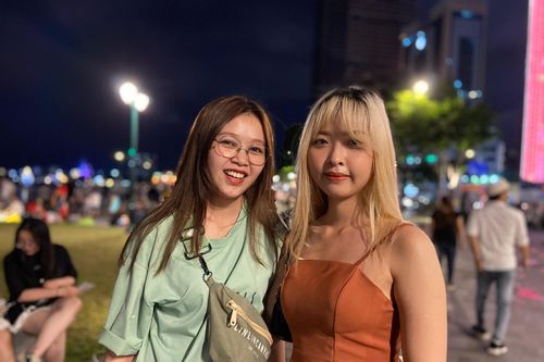 Người dân TP.HCM đón pháo hoa đêm lễ 30/4