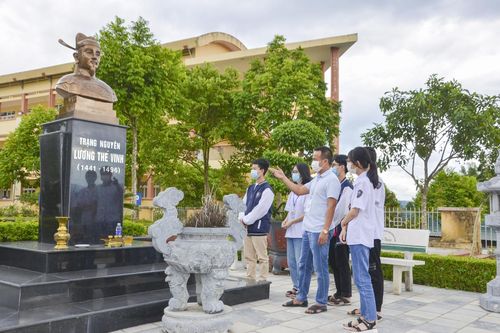 Học sử không thể phụ thuộc hoàn toàn vào sách giáo khoa