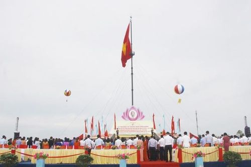 Chủ tịch nước Nguyễn Xuân Phúc dự Lễ thượng cờ 'Thống nhất non sông'
