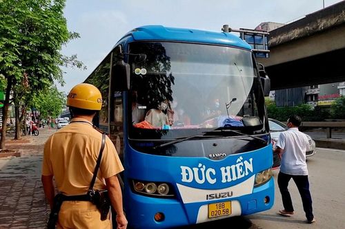 Xử phạt xe khách chạy sai luồng tuyến, chở quá số người quy định