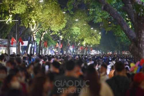 Hà Nội: Phố đi bộ hồ Gươm đông nghẹt người dân vui chơi tối 30/4