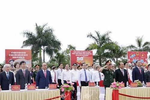 Chủ tịch nước Nguyễn Xuân Phúc dự Lễ thượng cờ 'Thống nhất non sông'