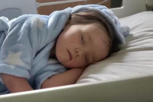 Bé 4 tuổi bị suy gan nghi do ăn trứng Kinder