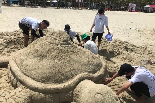 Hào hứng thi xây tượng cát trên công viên Biển Đông