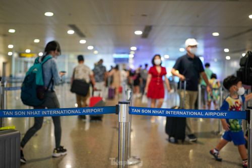 Ngày đầu kỳ nghỉ lễ, sân bay Tân Sơn Nhất đông khách nhưng không tắc