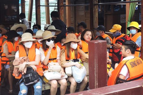 Nha Trang đông kín khách trong ngày đầu nghỉ lễ