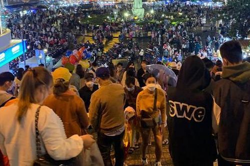 'Biển người' chen chân ở chợ đêm Đà Lạt bất chấp trời mưa