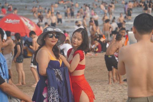 Bãi biển Sầm Sơn ken đặc, chen chân tìm chỗ trống giữa 'biển người'
