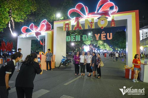 Ngàn du khách tới tham gia Lễ hội Quà tặng Du lịch Hà Nội