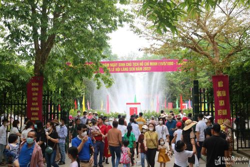 Hàng nghìn du khách về thăm quê Bác trong ngày thống nhất non sông