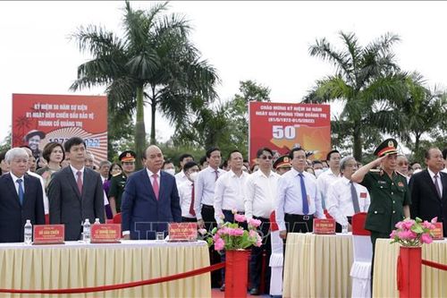 Chủ tịch nước Nguyễn Xuân Phúc dự Lễ thượng cờ Thống nhất non sông tại Di tích Đôi bờ Hiền Lương-Bến Hải