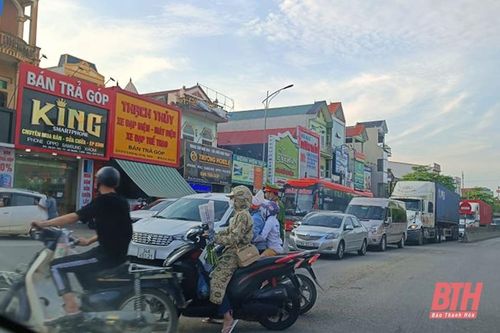 Hàng nghìn phương tiện đổ về quê nghỉ lễ, ùn tắc kéo dài trên quốc lộ 1A