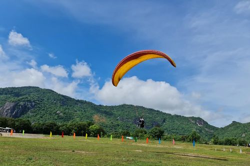 Hấp dẫn với dù lượn 'Bay trên Phụng Hoàng Sơn'