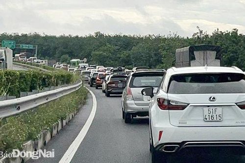 Ngày nghỉ lễ đầu tiên: Xe cộ đông đúc, nhiều tuyến đường kẹt xe kéo dài