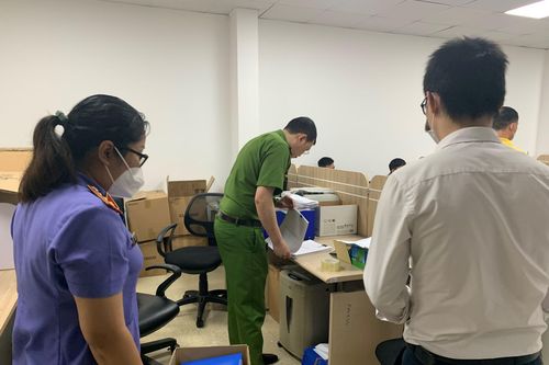 Phá két sắt khi khám xét Tập đoàn AIC Group, thu giữ nhiều tài liệu quan trọng