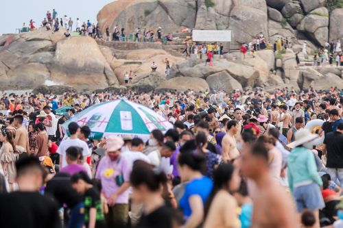 Biển Sầm Sơn ken đặc người ngày nghỉ lễ 30/4