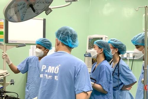 Nội soi lấy móc ổ khóa trong dạ dày bé 20 tháng tuổi
