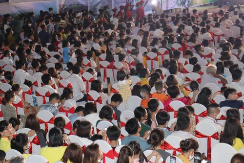 Vạn người đổ về lễ hội du lịch biển Hải Tiến