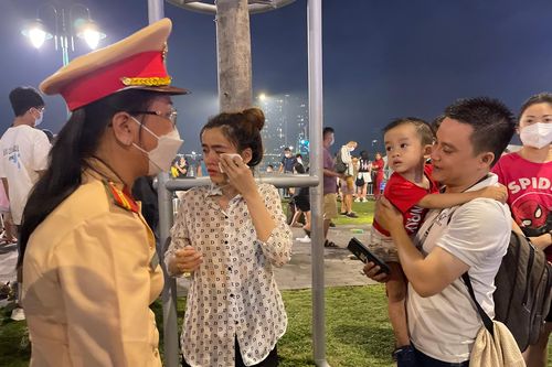CSGT TP HCM dùng loa tay giúp cháu bé 2 tuổi tìm về với ba mẹ trong đêm bắn pháo hoa