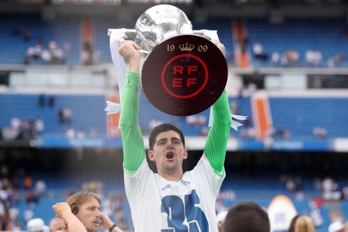 Courtois mỉa mai Barca trong ngày Real đăng quang