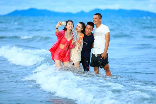 Hàng nghìn người đổ về Vũng Tàu dù mưa nhiều
