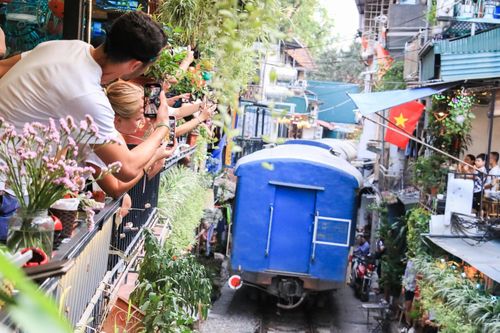 Khách Tây quay trở lại check-in phố đường tàu