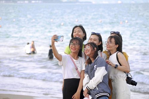Du khách nô nức đến biển Nha Trang chiều 1/5