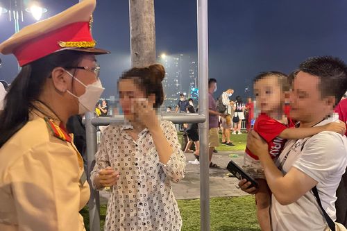Tìm thấy bé 2 tuổi lạc cha mẹ trong đêm bắn pháo hoa