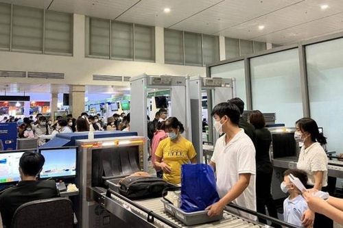 Sân bay Nội Bài, Tân Sơn Nhất đón hơn 160.000 khách trong ngày 30/4