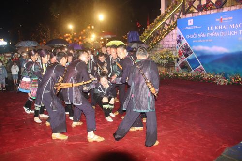 Rộn ràng lễ hội trong tiết trời mưa rét ở Sa Pa