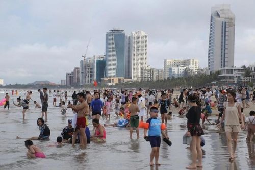 Tưng bừng lễ hội, hoạt động văn hóa dịp nghỉ lễ 30/4, 1/5, nhiều nơi quá tải khách du lịch, tham quan