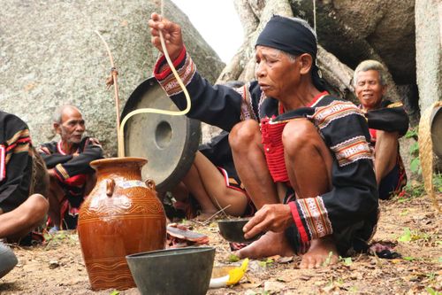Nhảy múa cầu mưa ở Gia Lai
